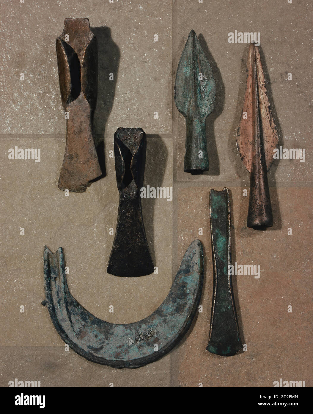 Armi, ax lame e la punta di diamante, oltre ad una falce, rame, Schaefstall, Svevia, urnfield CULTURA, 1200 - 800 BC, stato raccolta archeologica, Monaco di Baviera, artista del diritto d'autore non deve essere cancellata Foto Stock