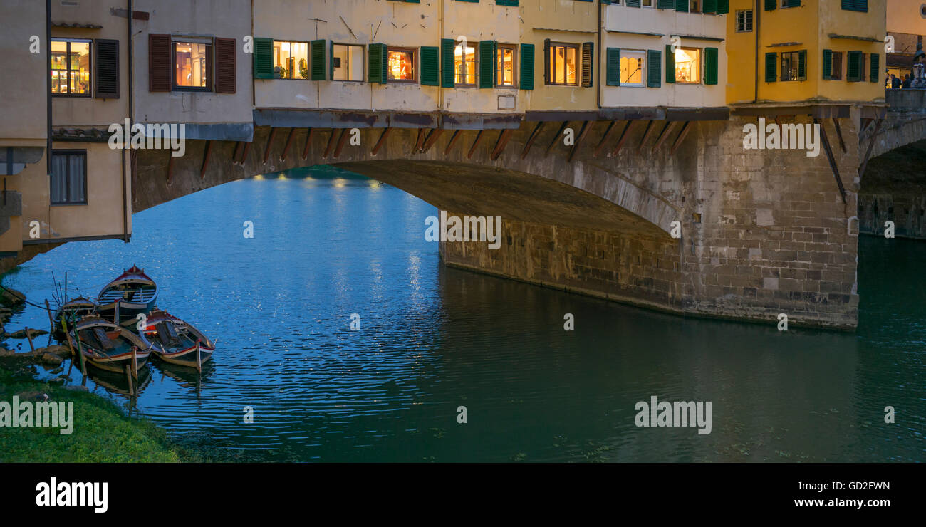 Ponte Vecchio e dal fiume Arno; Firenze, Toscana, Italia Foto Stock