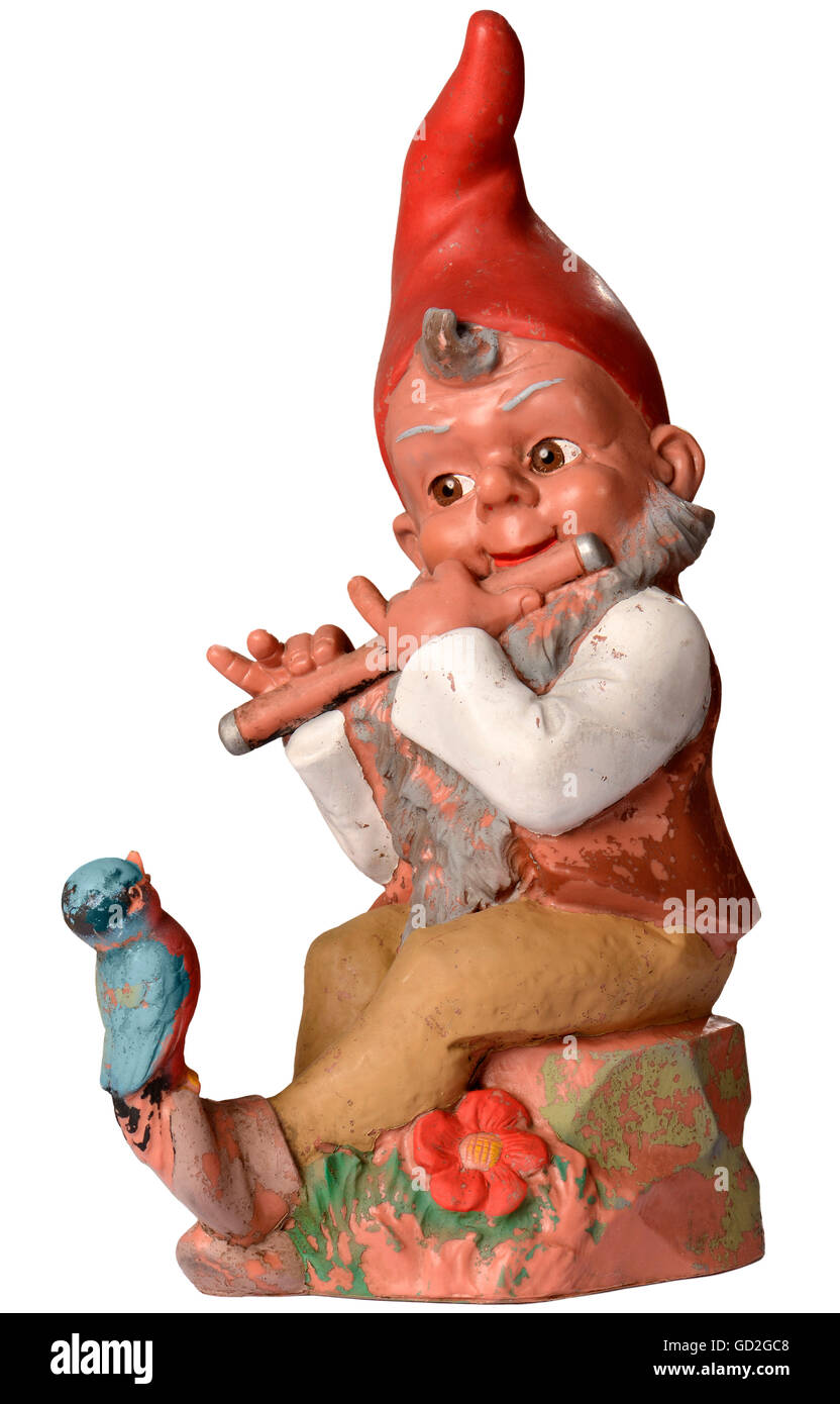 Kitsch / souvenir, gnome giardino, suonare una canzone sul flauto, uccello è seduto sulla sua parte anteriore del piede e l'ascolto di lui, Germania, circa 1959, Additional-Rights-Clearences-non disponibile Foto Stock