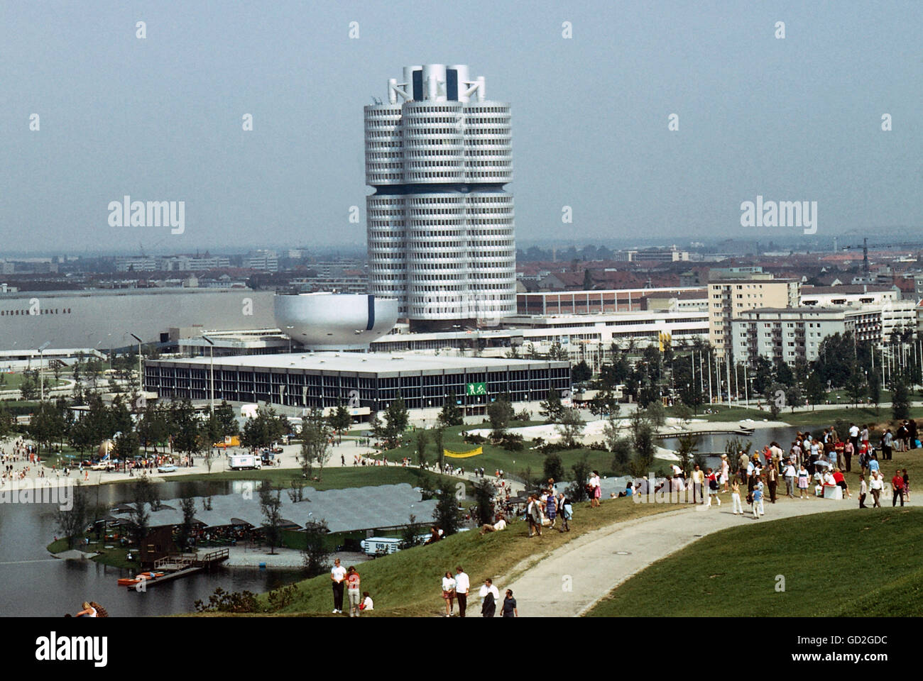 Geografia / viaggio, Germania, Monaco, edificio, sede BMW, costruito da Karl Schwanzer (1918 - 1975), vista esterna, con il Museo BMW e la pista di pattinaggio olimpico in primo piano, 1972, diritti aggiuntivi-clearences-non disponibile Foto Stock