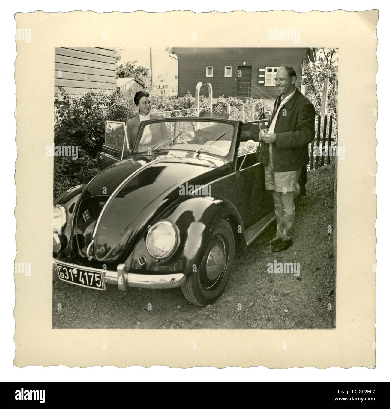 Trasporti / trasporto, auto, varianti di veicoli, Volkswagen, uno dei primi cabriolet VW, prodotto dal costruttore di carrozzeria Karmann dal giugno 1949, Osnabrueck, orgoglioso proprietario con il loro nuovo VW beetle cabriolet, Leutkirch, Germania, circa 1950, diritti aggiuntivi-clearences-non disponibili Foto Stock