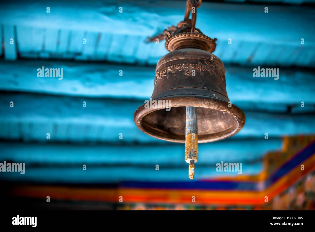 Una vecchia campana ottone si blocca in un monastero tibetano; Ladakh, India Foto Stock