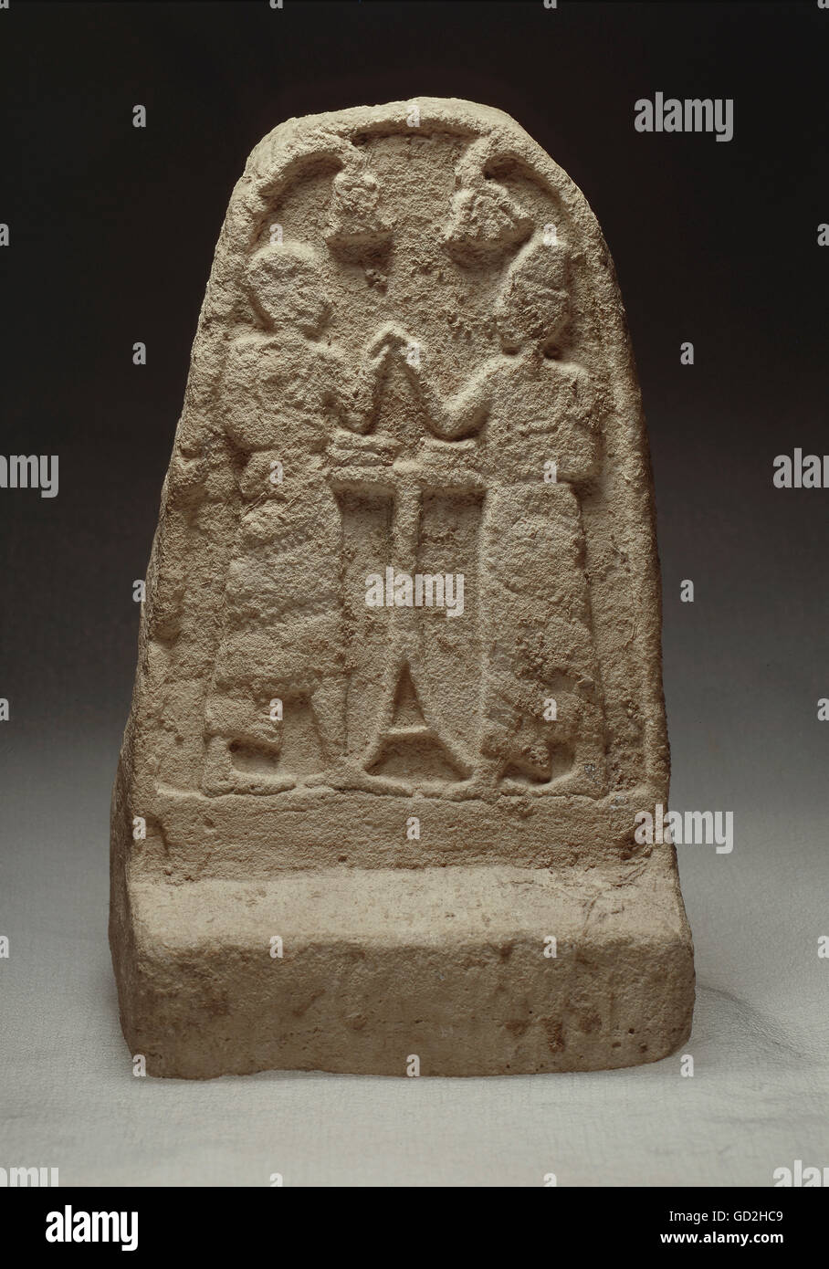 Belle arti, mondo antico, la Fenicia, stele, due uomini a completamento di un contratto o in azione rituale, da Ras Shamra, XIV / xiii secolo BC, calcare, Museo Nazionale, Aleppo, artista del diritto d'autore non deve essere cancellata Foto Stock