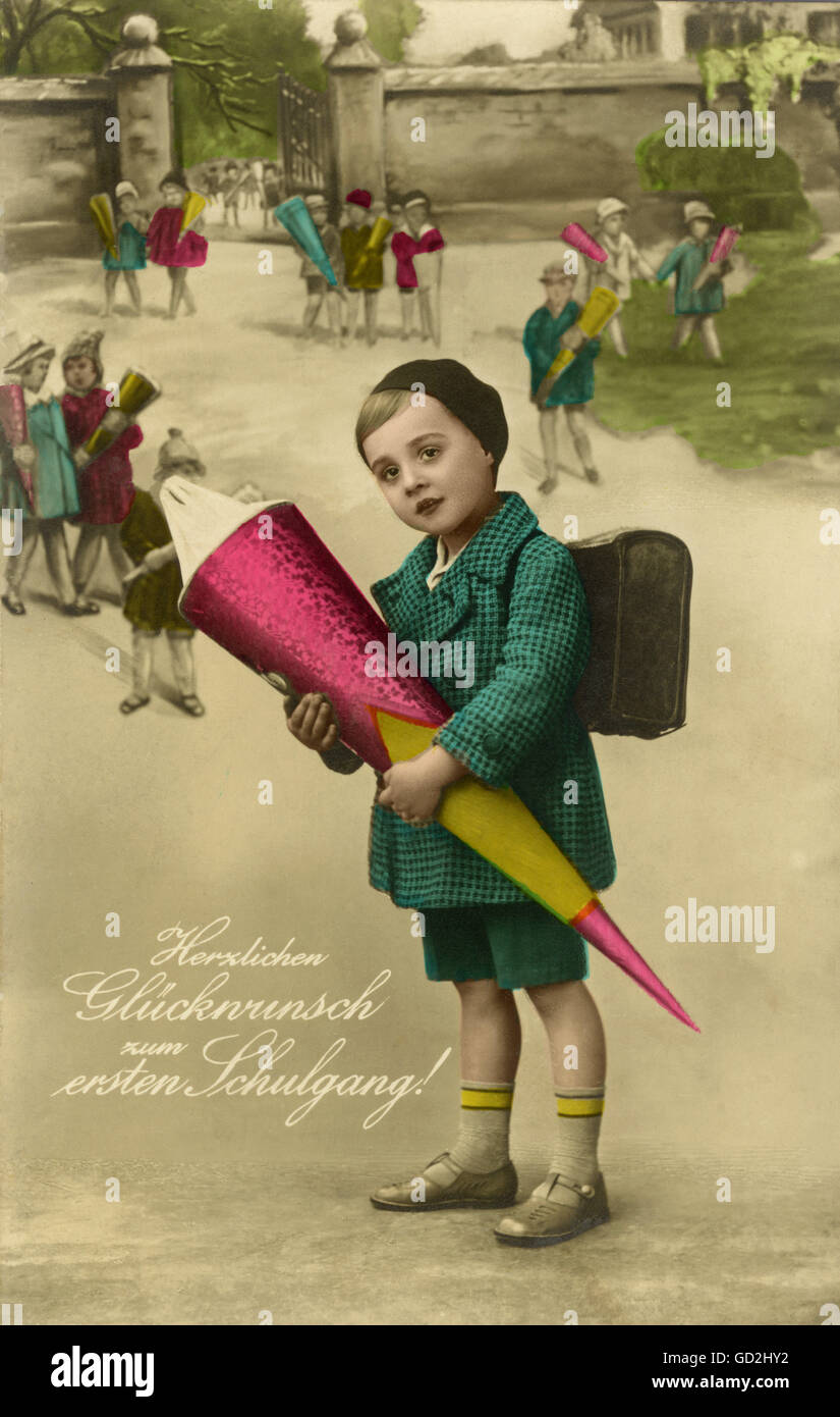 Pedagogia, scuola, auguri alla prima passeggiata scolastica, abecedarian con schultuete, cartolina, Germania, circa 1928, diritti aggiuntivi-clearences-non disponibile Foto Stock
