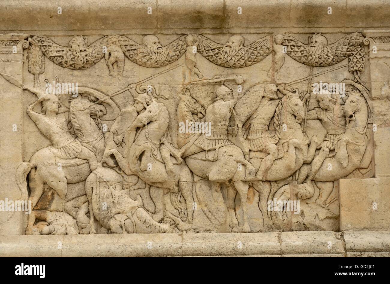Belle arti, Impero Romano, di rilievo di una battaglia di cavalleria (probabilmente) mitologico al Mausoleo romano (18 metri), costruito dai figli per commemorare i loro genitori, circa 30 BC, Lumiere, Francia, artista del diritto d'autore non deve essere cancellata Foto Stock