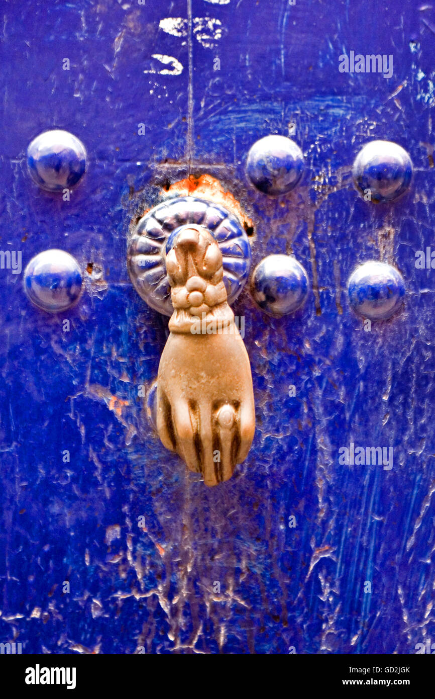 Belle arti, l'arte religiosa, Marocco Marrakech, porta ornata respingente con metallo nella kasbah di Marrakech, elaborati sportello anteriore, porta respingente con il simbolo di protezione og "Mano di Fatima', artista del diritto d'autore non deve essere cancellata Foto Stock