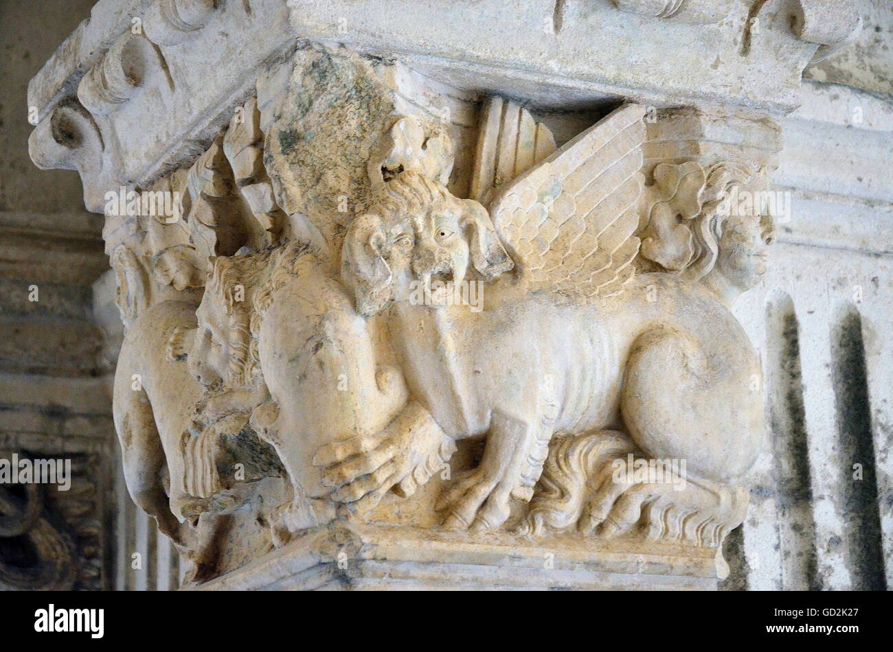 Belle arti, periodo romanico, la scultura di un "Tarasque", il leggendario mostro di Provenza, divorando un uomo, chiostro Abbazia di Montmajour (12 cent.), Provenza, Francia, artista del diritto d'autore non deve essere cancellata Foto Stock