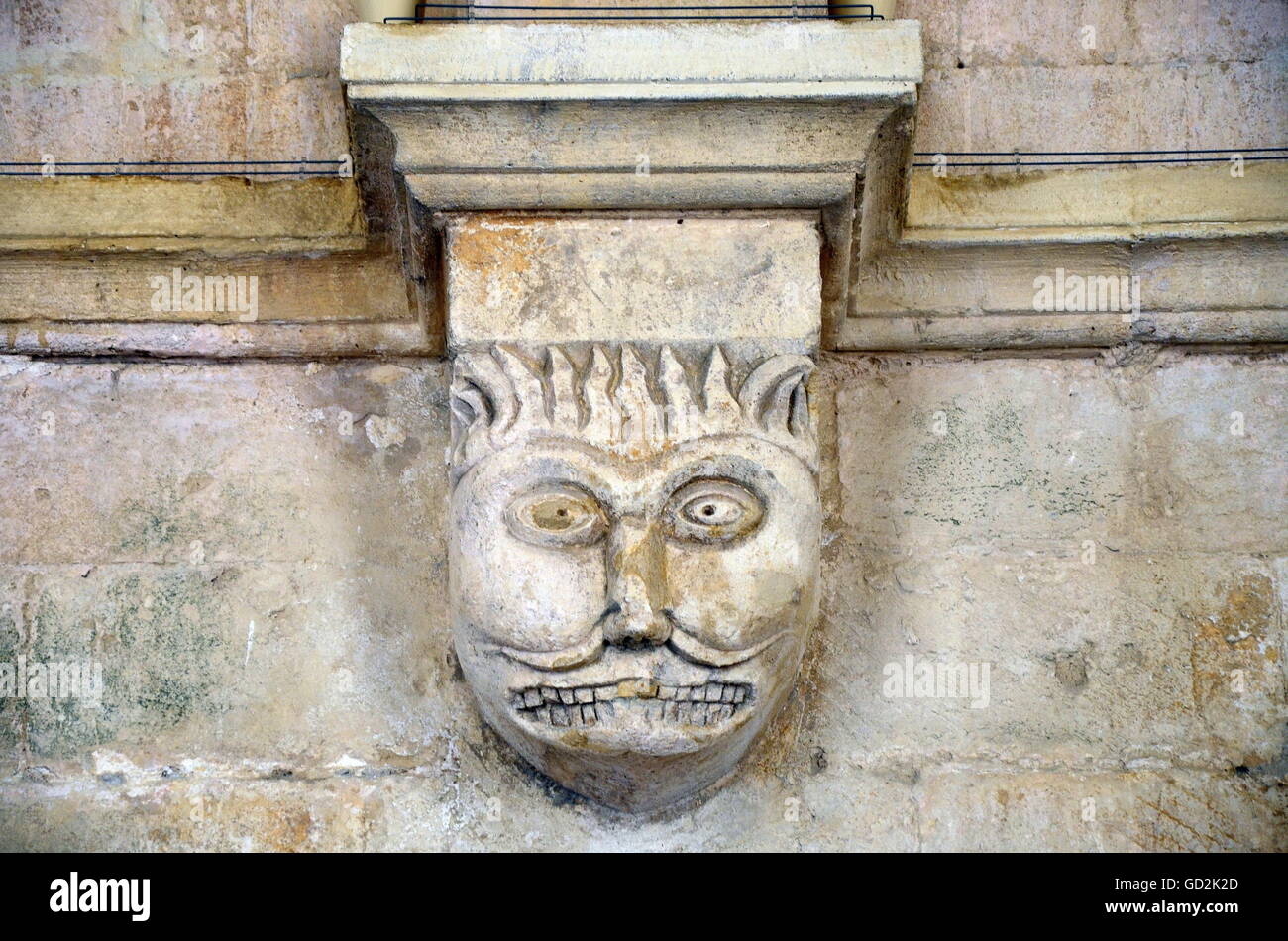 Belle arti, periodo romanico, la scultura di un "Tarasque", il leggendario mostro di Provenza, divorando un uomo, chiostro Abbazia di Montmajour (12 cent.), Provenza, Francia, artista del diritto d'autore non deve essere cancellata Foto Stock