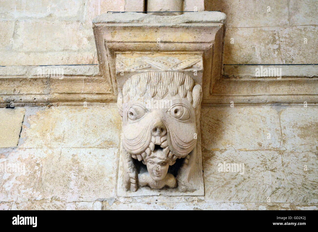 Belle arti, periodo romanico, la scultura di un "Tarasque", il leggendario mostro di Provenza, divorando un uomo, chiostro Abbazia di Montmajour (12 cent.), Provenza, Francia, artista del diritto d'autore non deve essere cancellata Foto Stock