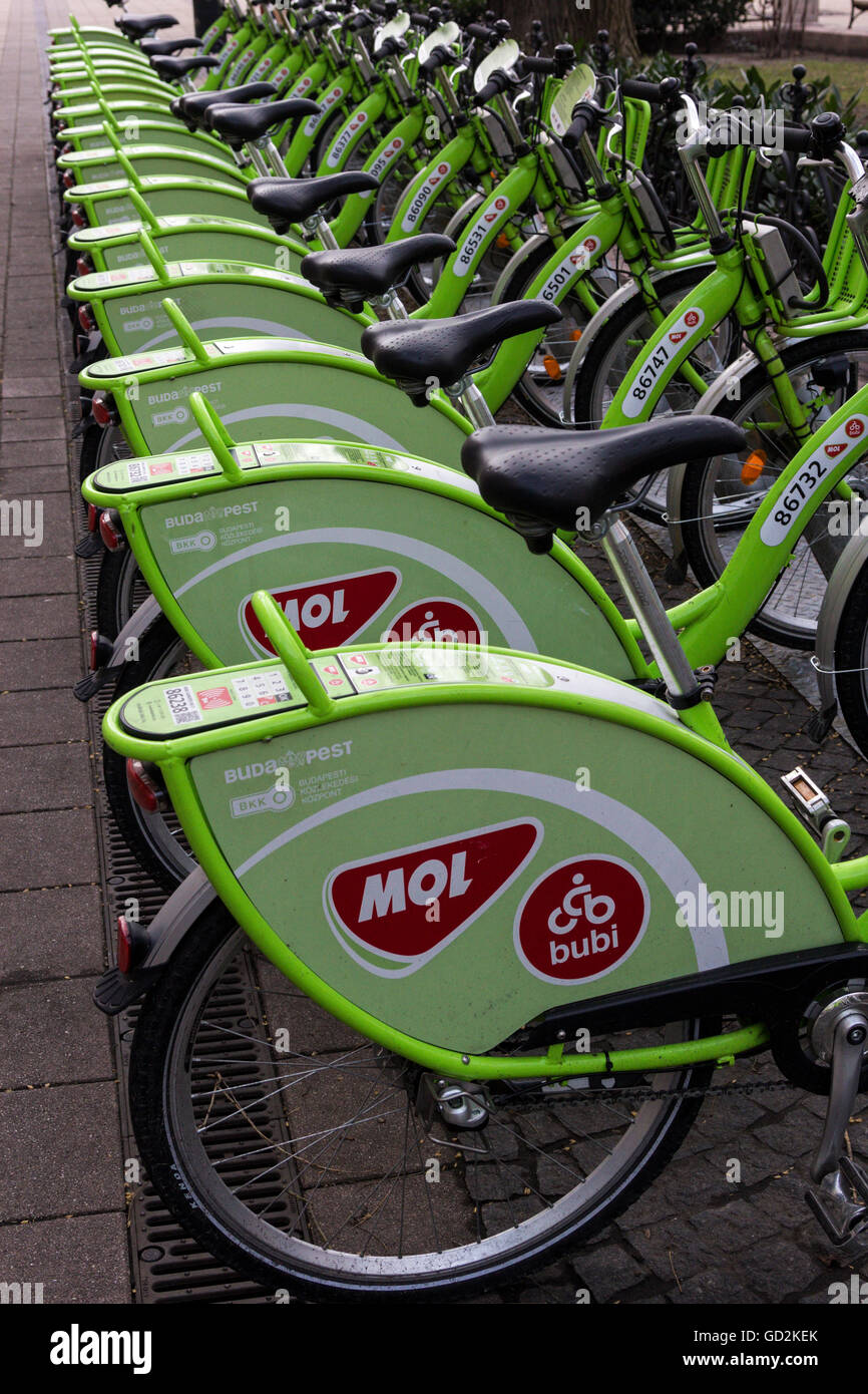 Fila di biciclette pubbliche a Budapest, Ungheria Foto Stock