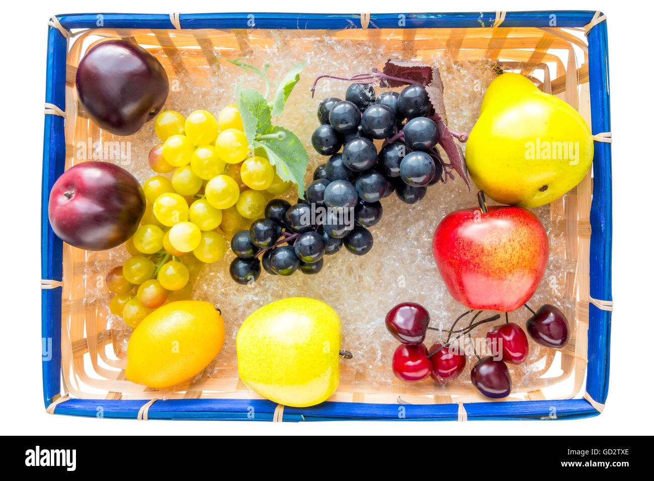 Cesto in Vimini con un frutto in plastica vista superiore Foto Stock