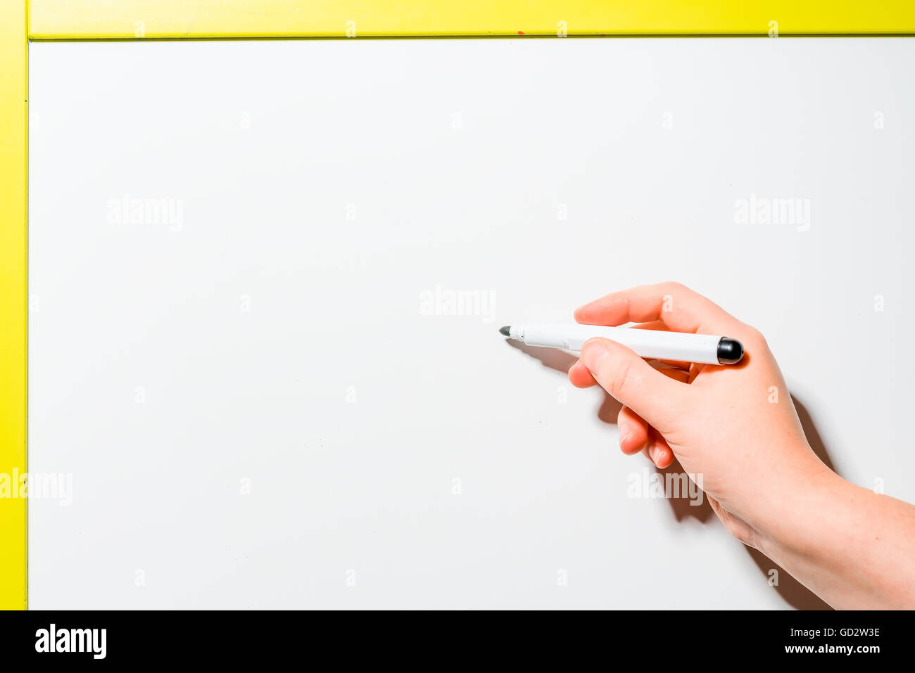 Donna di mano tenendo un pennarello nero per la scheda spazio per un iscrizione Foto Stock