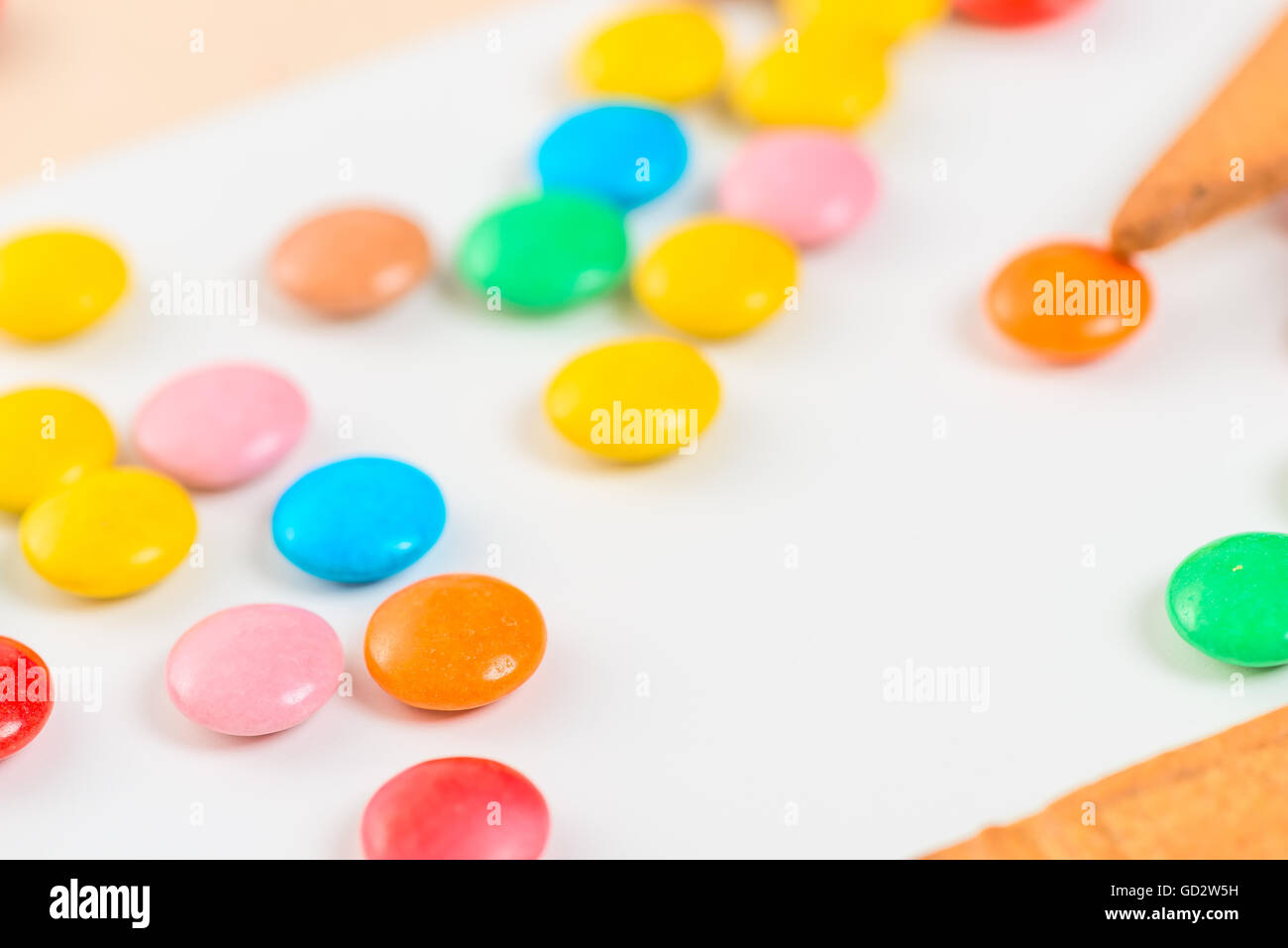 Close-up di caramelle colorate Jelly Beans sul tavolo bianco Foto Stock