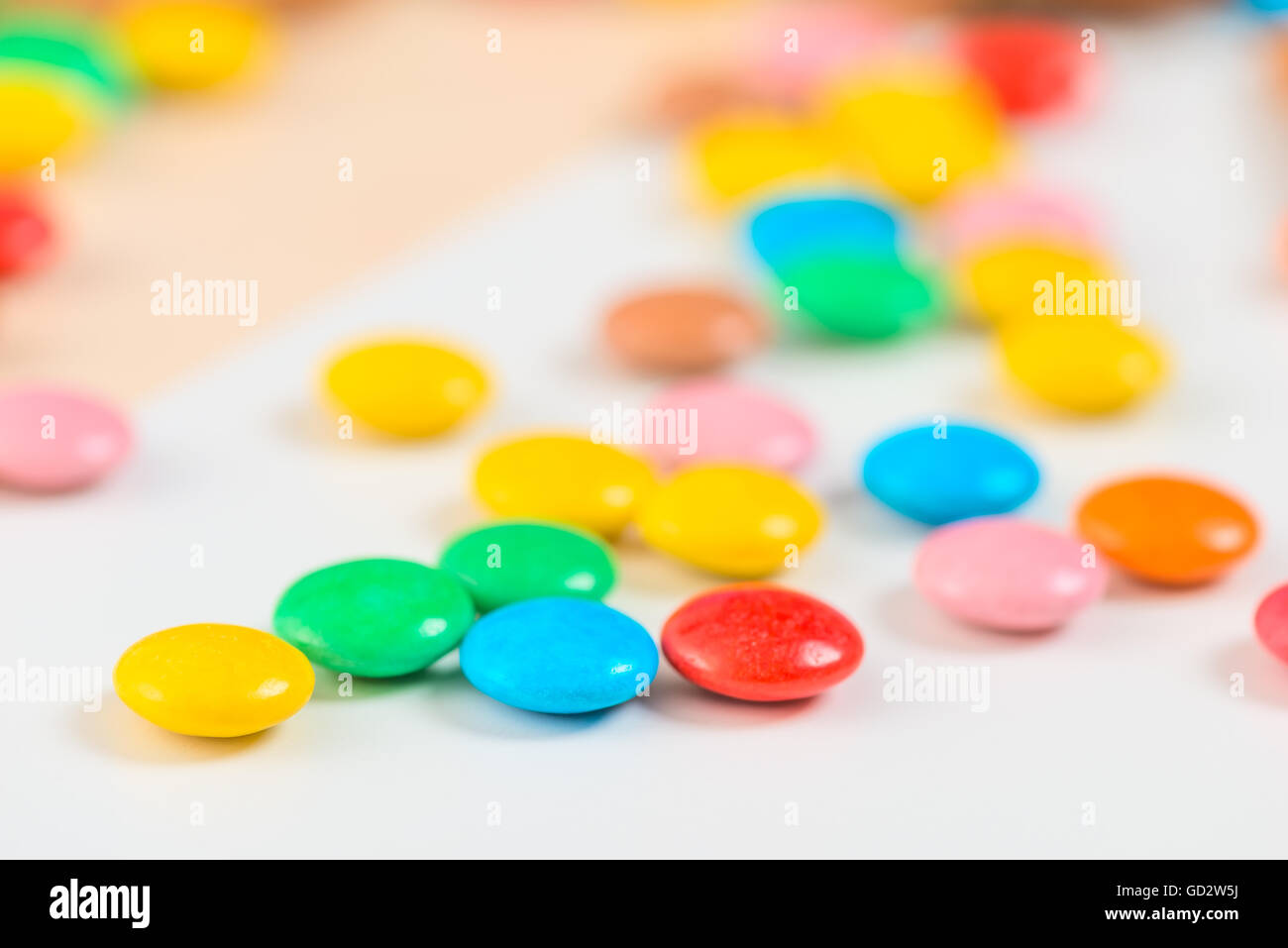 Confetti di close-up di diversi colori su un tavolo bianco Foto Stock