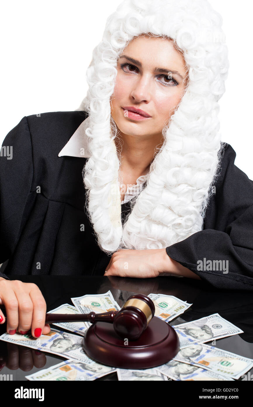 Femmina giudice corrotto conteggiare denaro al tavolo isolato su bianco Foto Stock