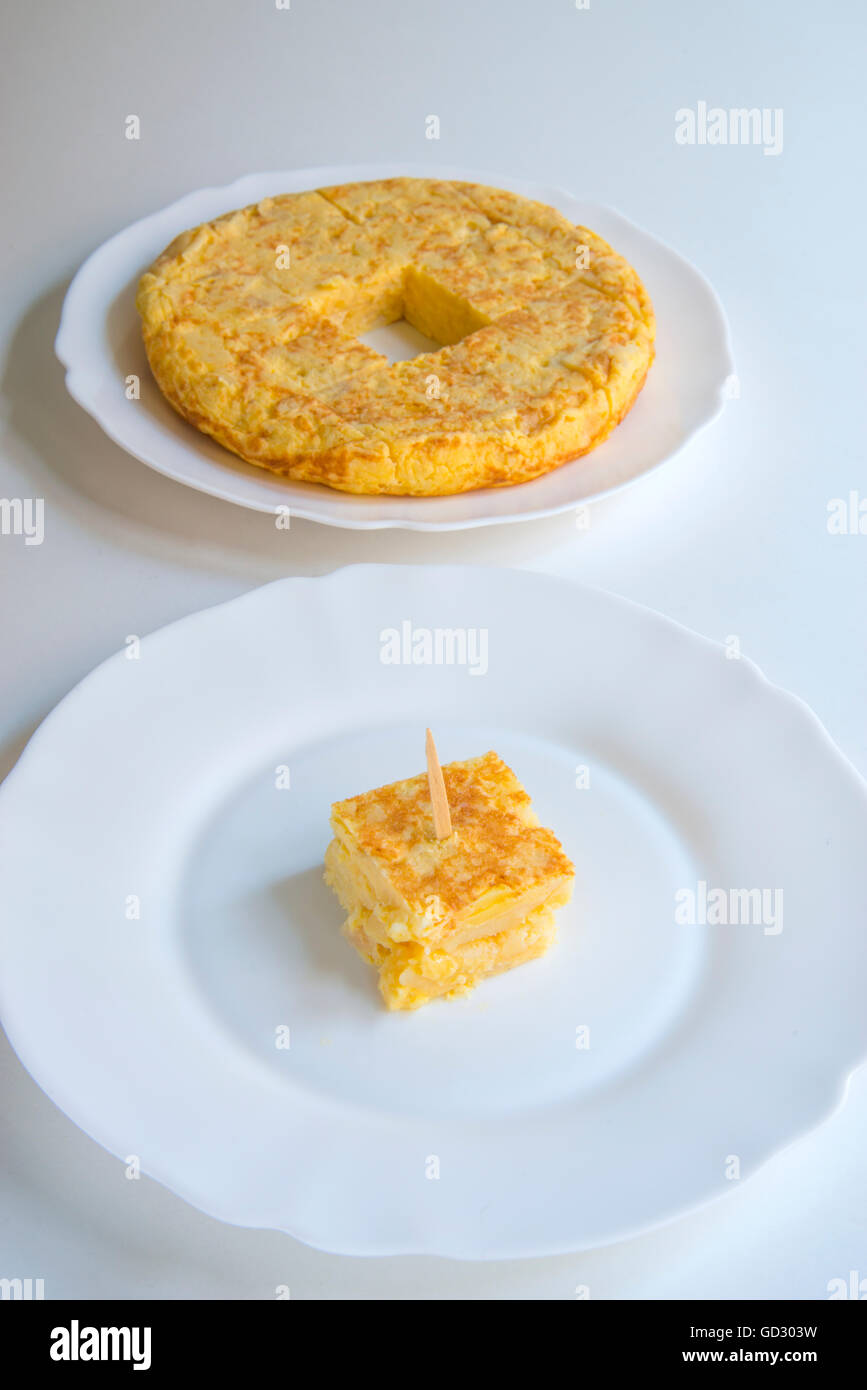 Frittata spagnola tagliato a pezzi in un piatto e un pezzo di esso in un altro piatto. Foto Stock