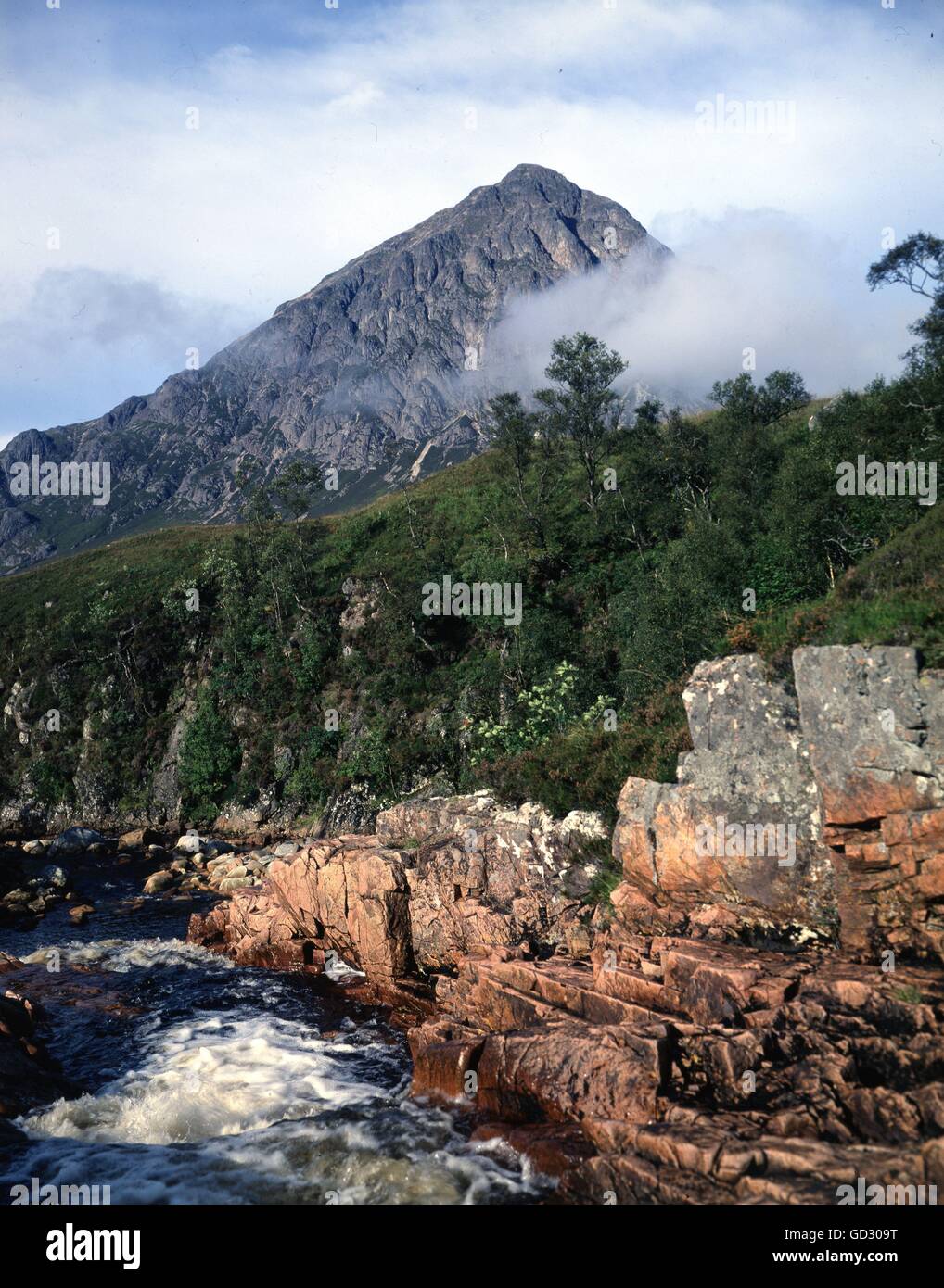 La Scozia, Argyll.La Grande Piramide di Bucheille Etive Mor da Glen Etive. Circa 1980. Scansionata da un 5'x4' interamente di proprietà di origine Foto Stock