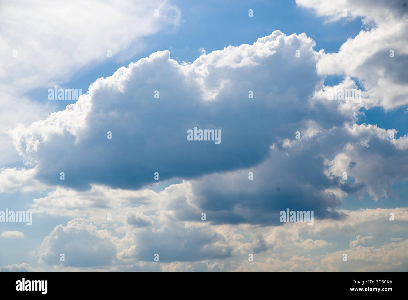 Grandi nuvole passare attraverso un cielo blu al giorno. Foto Stock