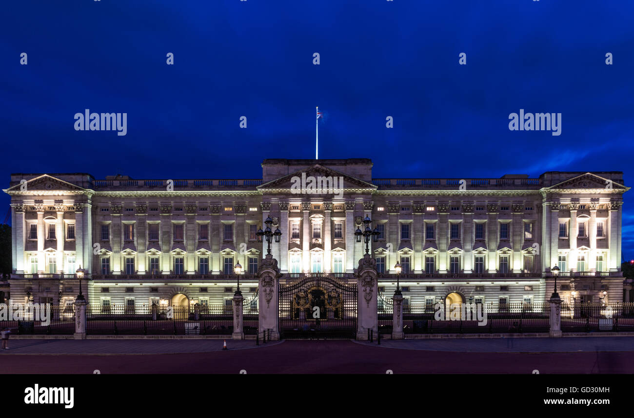 Buckingham Palace a Londra di notte Foto Stock
