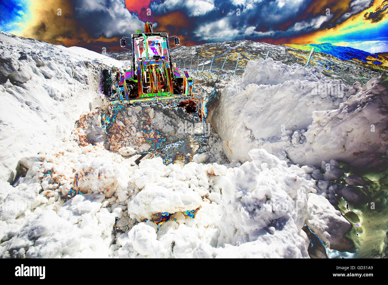 Un JCB tenta di cancellare un modo attraverso la massiccia neve si sposta bloccando il Kirkstone pass road al di sopra di Ambleside nel distretto del lago, Regno Unito durante le condizioni meteorologiche estreme evento di fine marzo 2013. Contatore intuitevely, questo grave il freddo è una diretta conseguenza del cambiamento climatico. Come il mare Artico ghiaccio fonde, si altera la impianti ad alta pressione che normalmente dominano l'Artico in inverno, spingendo molto più freddo di aria più a sud. La ricerca recente ha rivelato che gli inverni più freddi in gran parte dell'Eurasia sono ora molto più probabilmente come conseguenza dei cambiamenti climatici. Foto Stock