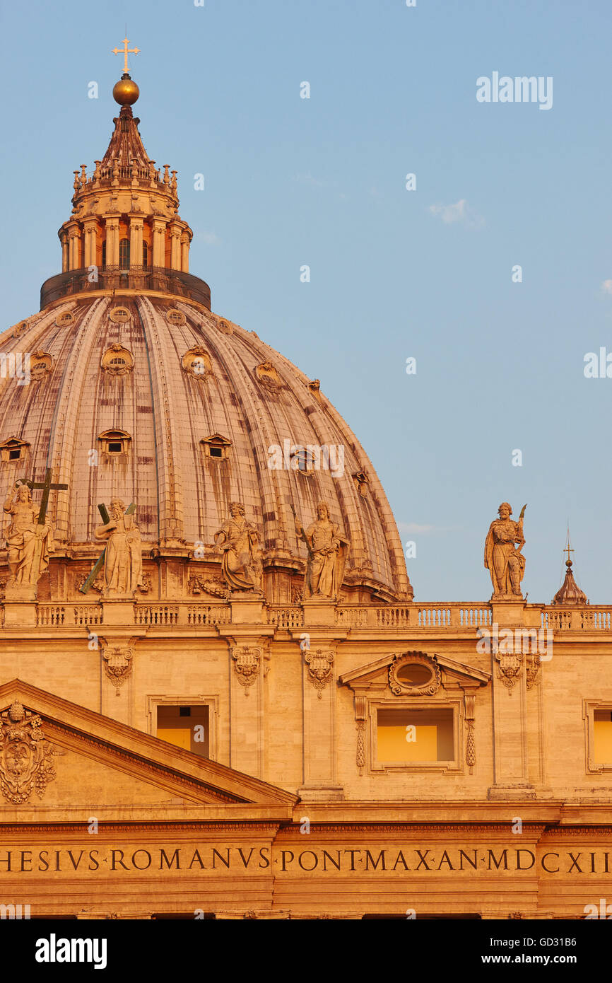 Le statue di Gesù e degli Apostoli, la Basilica di San Pietro cupola, Roma Lazio Italia Europa Foto Stock