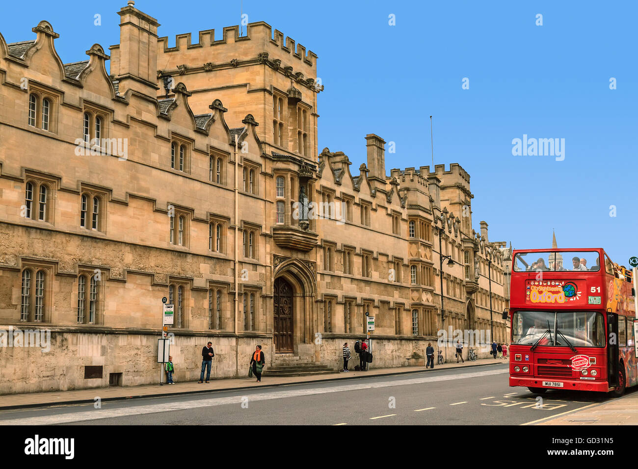 Autobus turistico passando Queens College Oxford Regno Unito Foto Stock