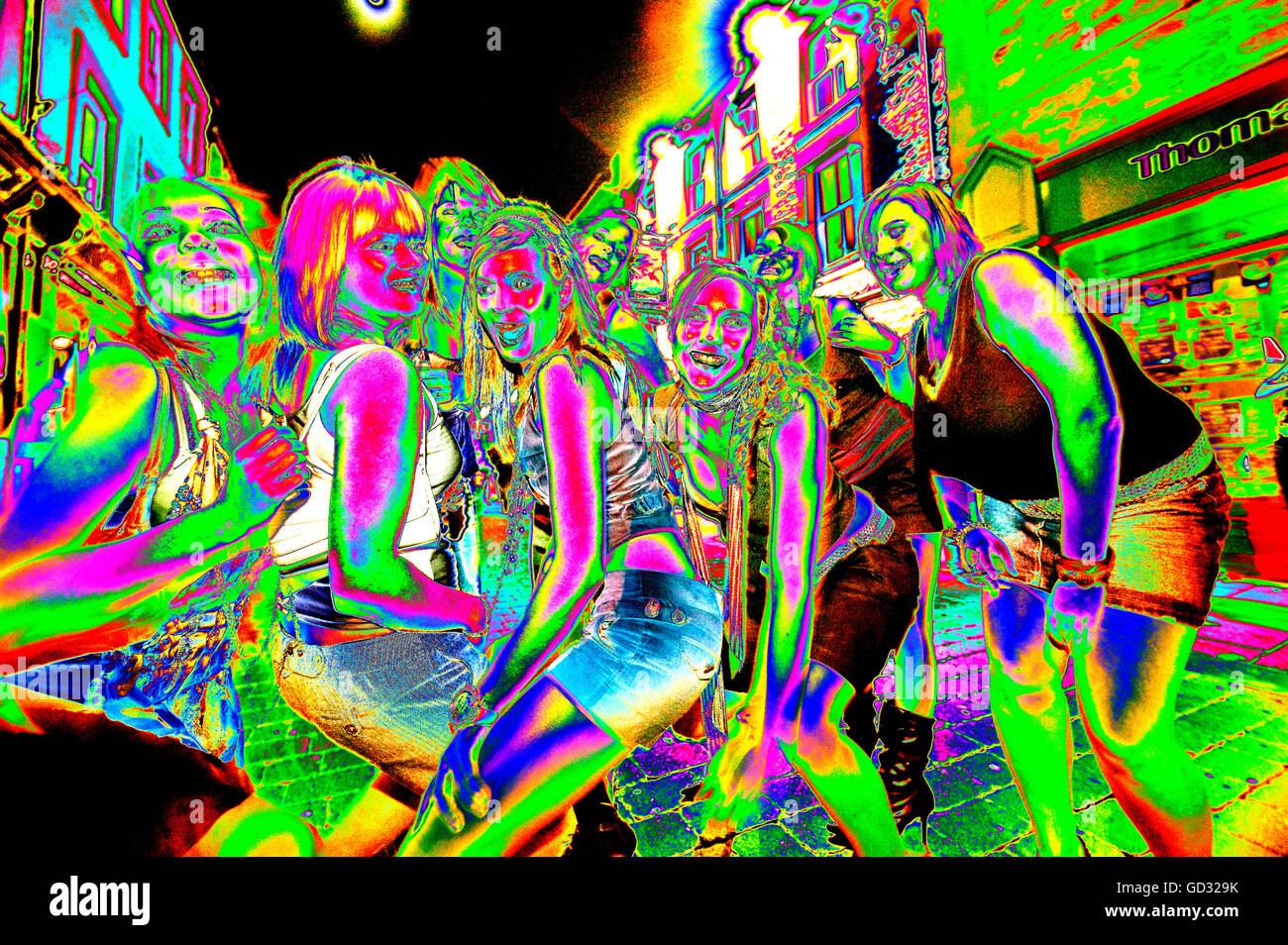Giovani donne avente una buona notte fuori in Lancaster REGNO UNITO Foto Stock