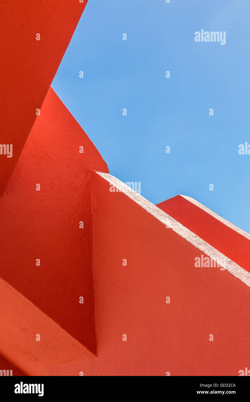 Geometria astratta di orange rugger costruzione di piegatura con il blu del cielo Foto Stock