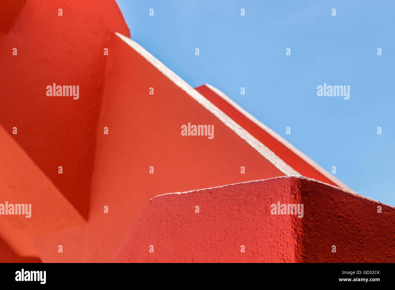 Geometria astratta di orange rugger costruzione di piegatura con il blu del cielo Foto Stock