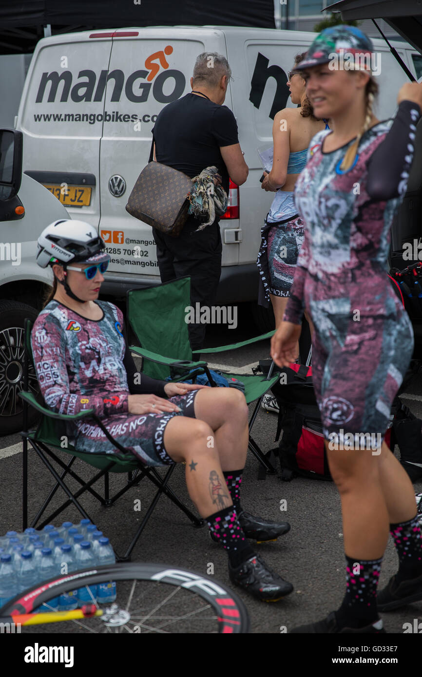 Donne Squadra di ciclismo perché essere normale al Red Hook criterium in London Greenwich Peninsula 2016 corsa di ciclismo evento per ingranaggio fisso Foto Stock