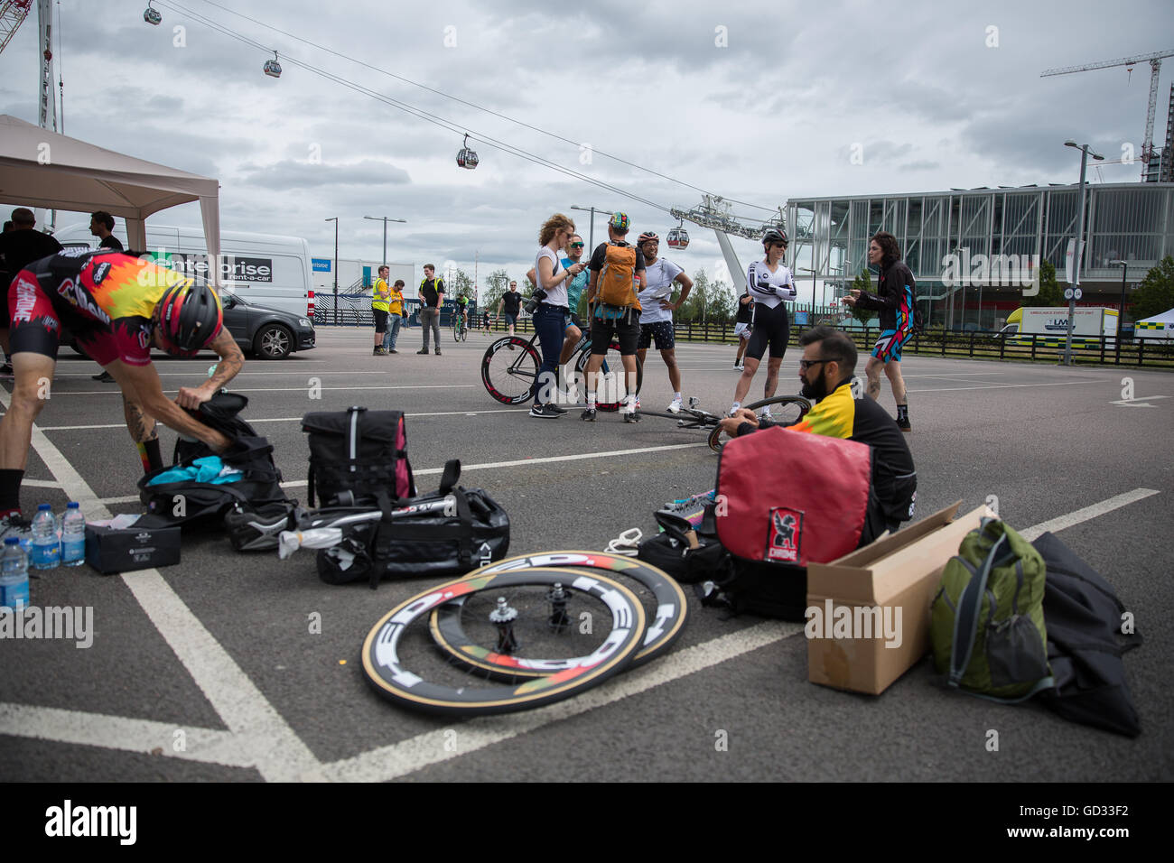 I ciclisti e spectactors incontro presso il Red Hook criterium in London Greenwich Peninsula dalla funivia Foto Stock