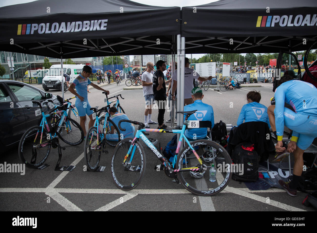 Cycling Team Polo e bici a Red Hook criterium in London Greenwich Peninsula Foto Stock