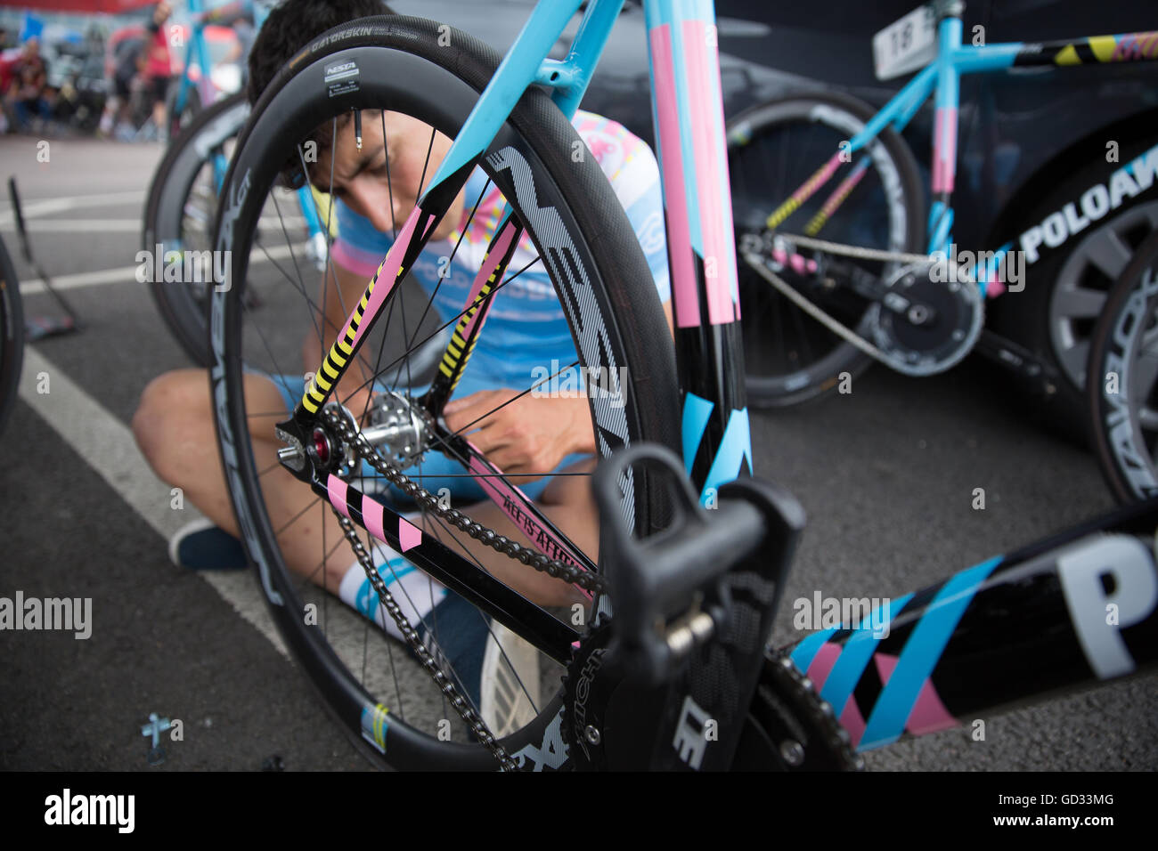 Meccanico ciclista Ciclismo Polo e Bike Team Moto fissaggio ruota di manutenzione a Red Hook criterium in London 2016 fixed gear bike Foto Stock
