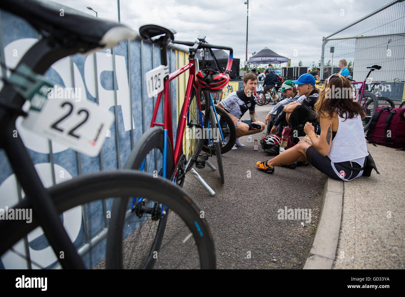 Le persone e i ciclisti incontro presso il Red Hook criterium in London Greenwich Peninsula per la Red Hook Criterium 2016 Foto Stock