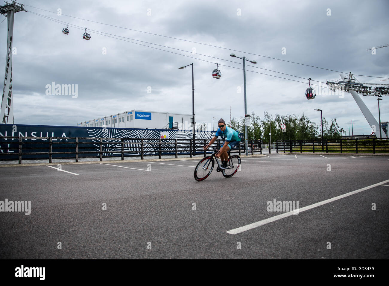 Escursioni in bicicletta dalla funivia di Greenwich Peninsula a Londra durante il Red Hook Criterium Ciclo 2016 Crit per ingranaggio fisso fixie bike Foto Stock