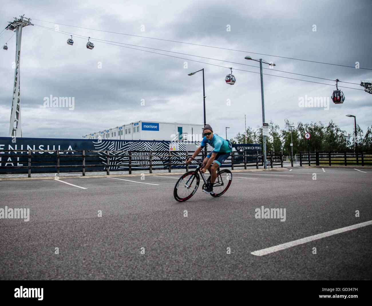Escursioni in bicicletta dalla funivia di Greenwich Peninsula a Londra durante il Red Hook Criterium Ciclo 2016 Crit per ingranaggio fisso fixie bike Foto Stock