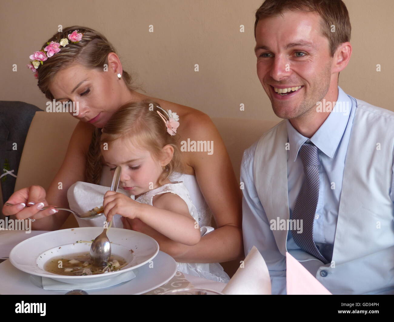 Ricevimento di nozze e sposa sposo, figlia, felice e la felicità Foto Stock