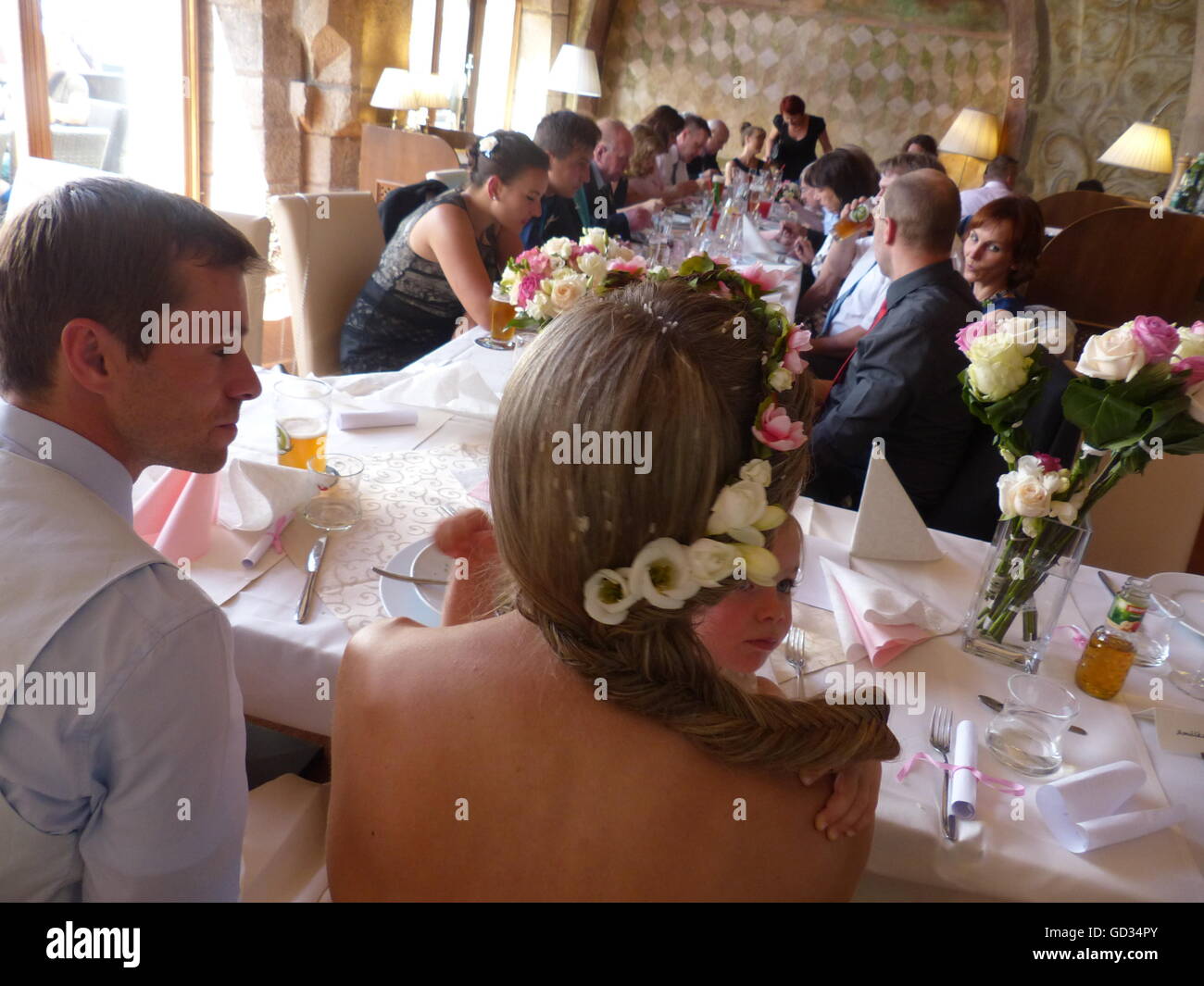 Ricevimento di nozze e sposa sposo, figlia, felice, felicità, zuppa, bevande, ospiti ben wishers Foto Stock