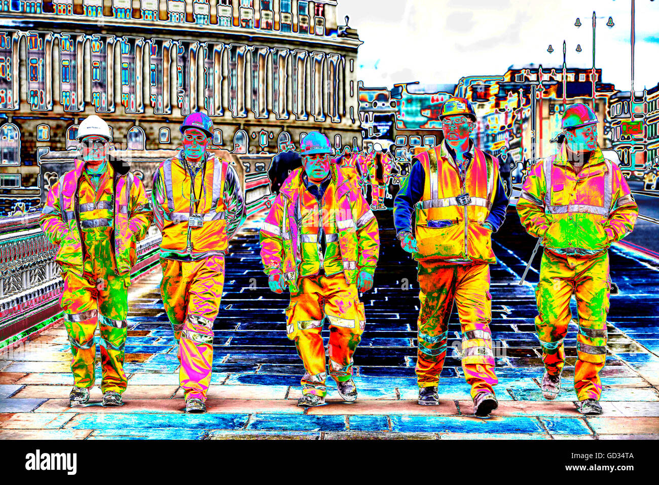 Operai che indossa la piena PPE (indumenti protettivi) su blackfirars Bridge di Londra, Regno Unito. Foto Stock