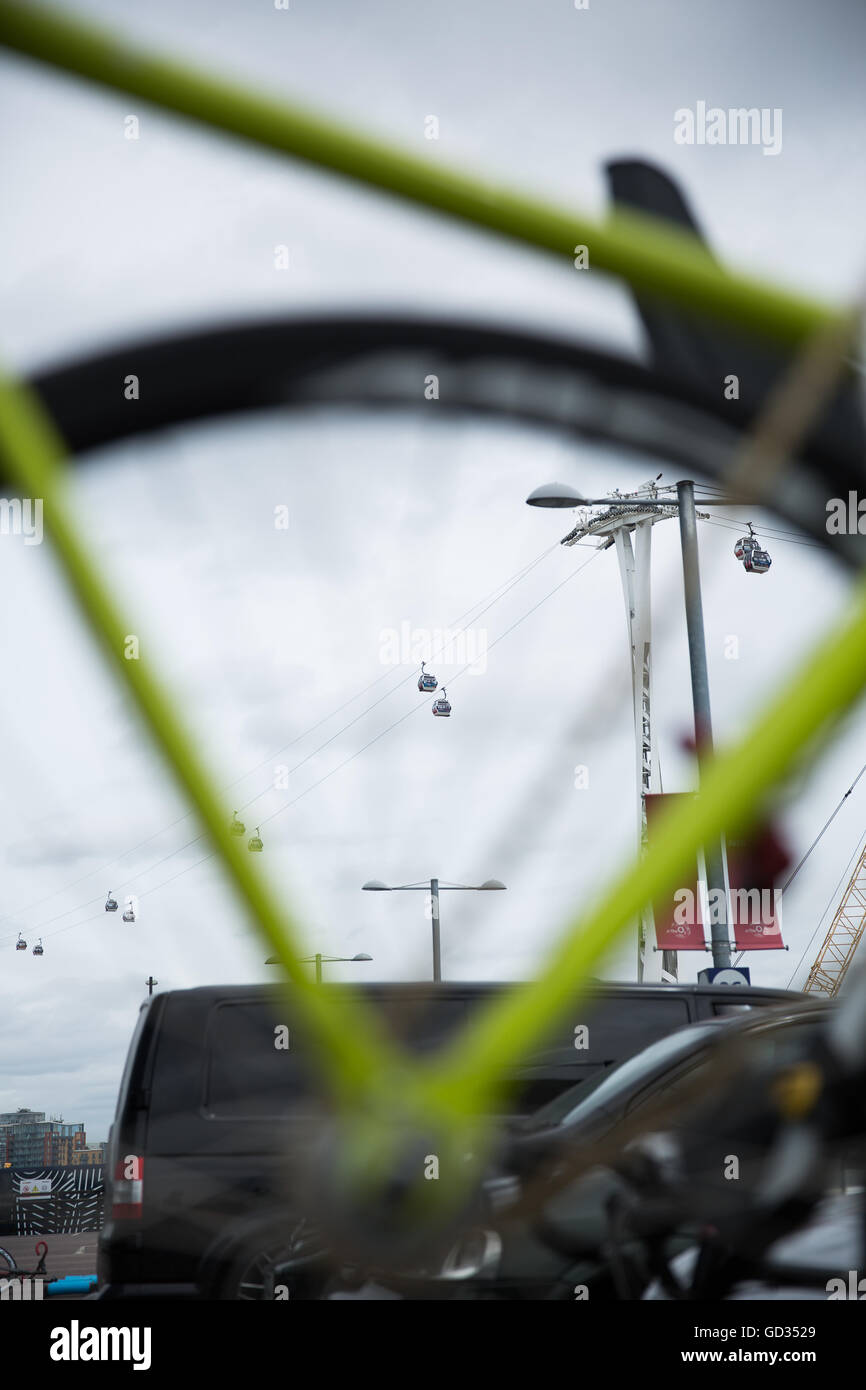 Penisola di Greenwich funivia vista attraverso il telaio di bicicletta durante il Red Hook Crit 2016 fixed gear bike Criterium gara evento Londra Foto Stock