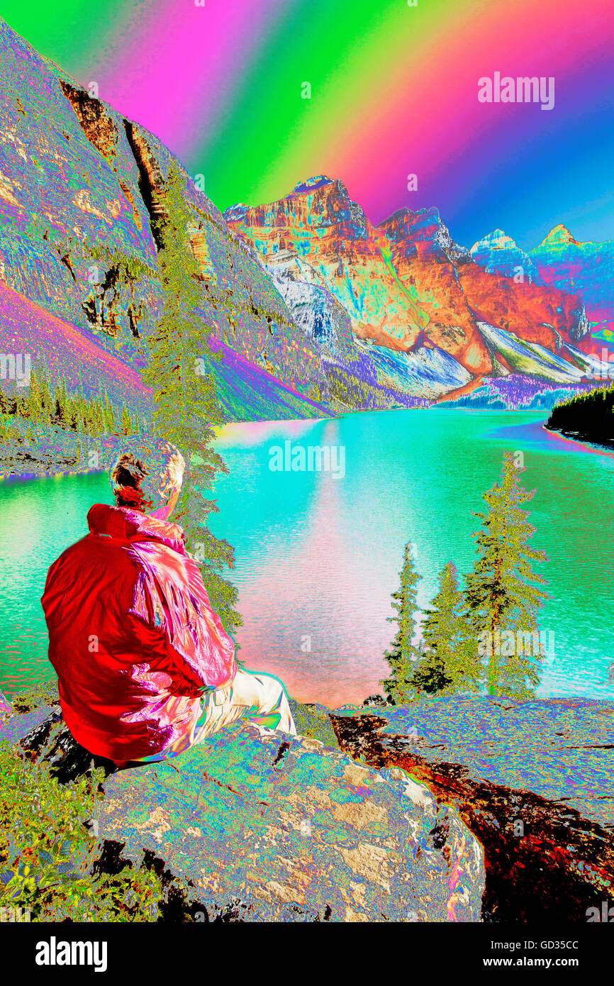 Il Moraine Lake nelle Montagne Rocciose canadesi è uno dei più pittoreschi, luoghi belli in tutta la montagne rocciose. Il verde/blu il colore dell'acqua è causata dalla farina di roccia, dai ghiacciai riflettente di colore diversa lunghezze d'onda. Foto Stock