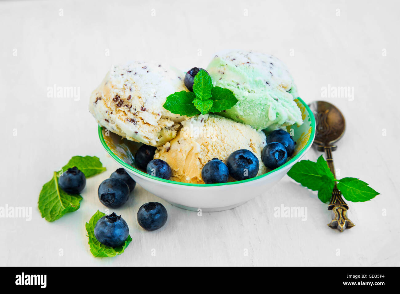 Coppe di gelato con mirtilli e foglie di menta fresca Foto Stock