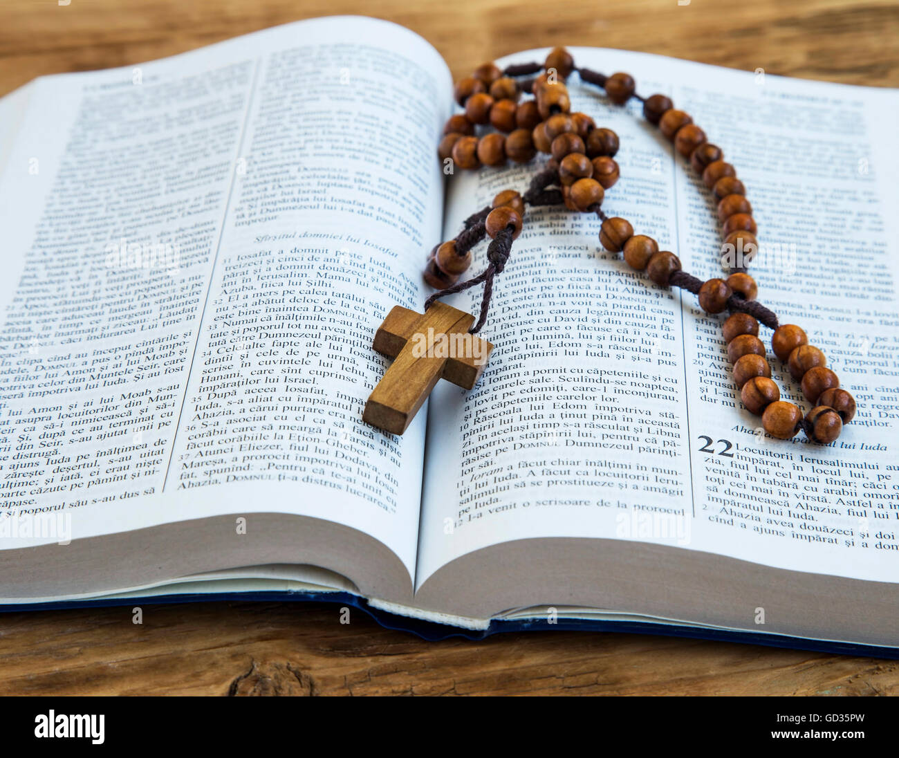 La Santa Bibbia con crocifisso ligneo e rosario Foto Stock