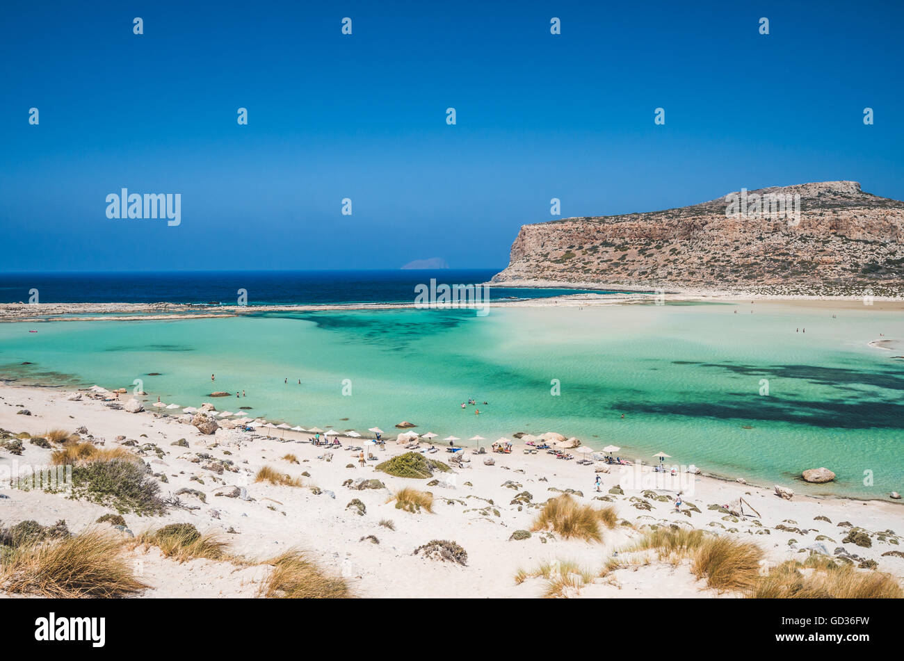 Laguna di Balos sull isola di Creta, Grecia. I turisti relax e bagno in acqua cristallina. La sabbia è rosa in alcune parti della spiaggia. Foto Stock