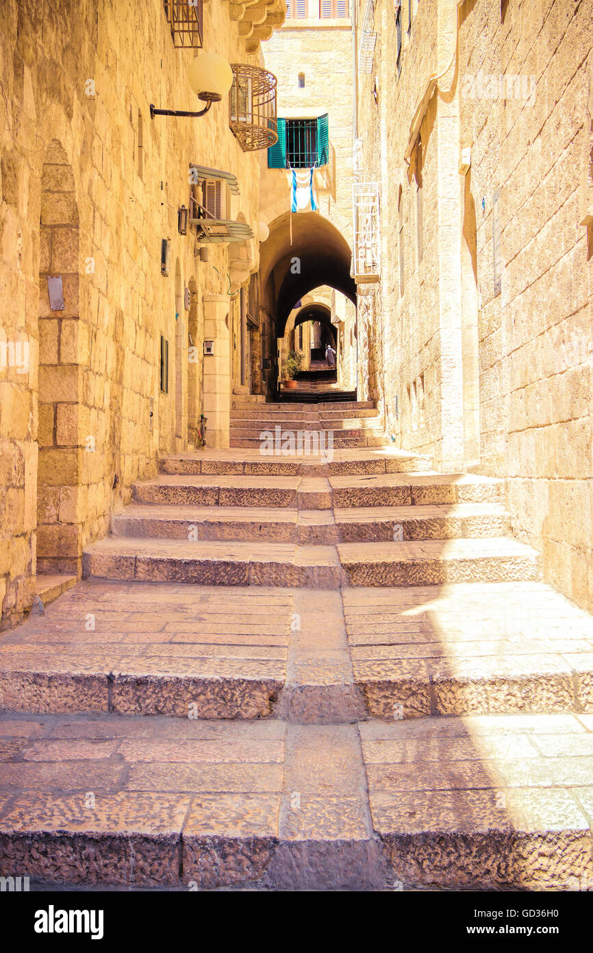 Israele, Gerusalemme, le strade in pietra. Il tunnel con passi... Foto Stock