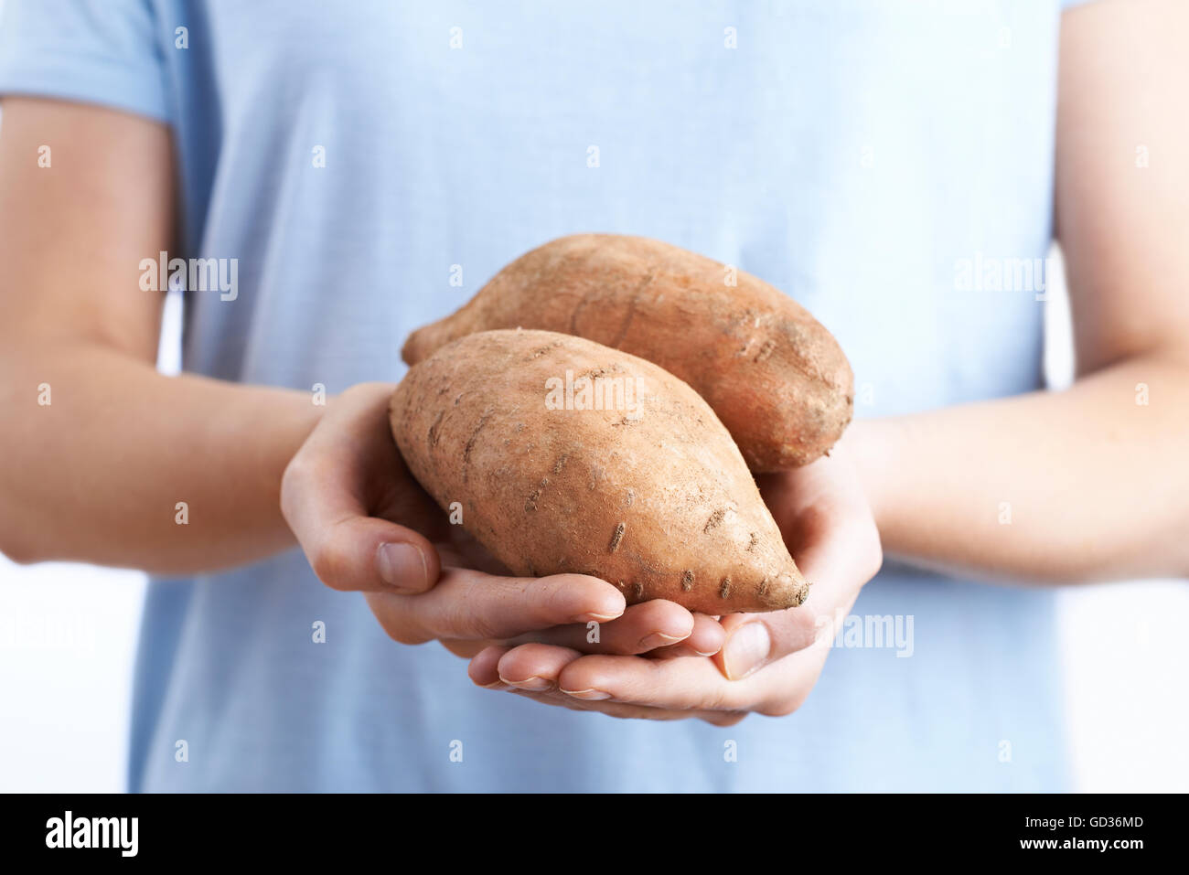 Close up della donna tenendo la patata dolce Foto stock - Alamy