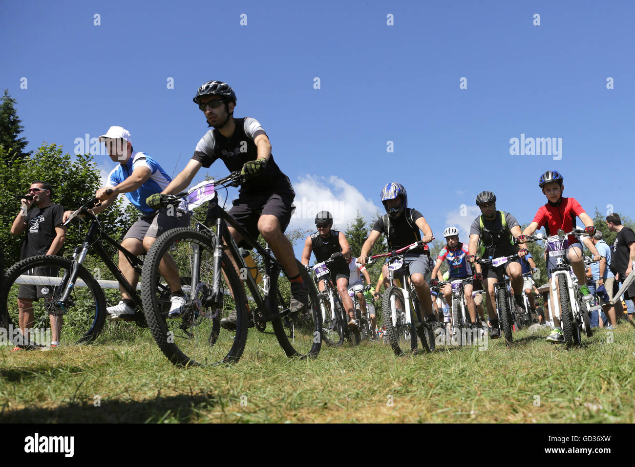 Sofia, Bulgaria - 10 Luglio 2016: centinaia di motociclisti stanno partecipando ad una messa in bicicletta evento sportivo in montagna Vitosha nea Foto Stock