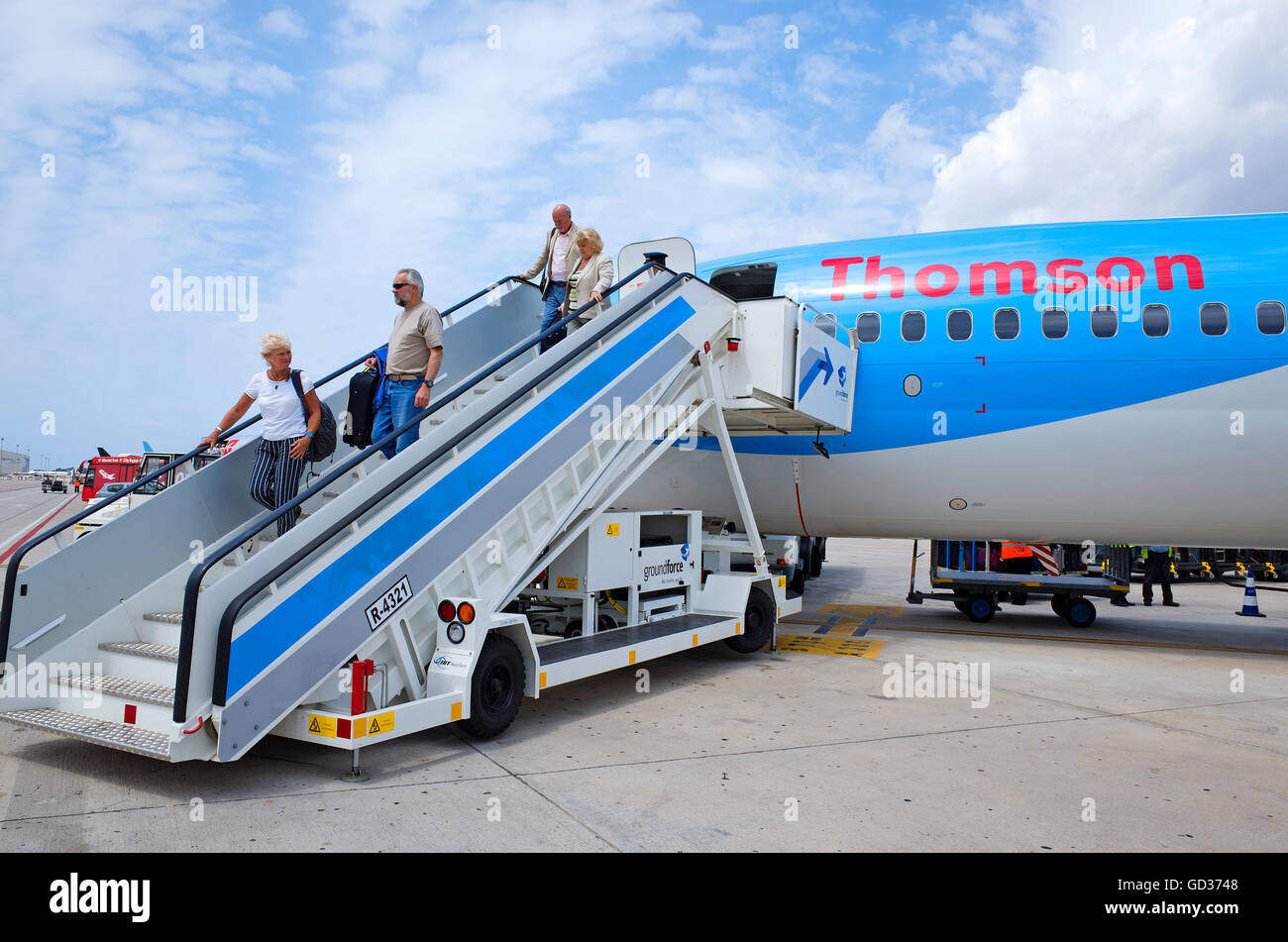 Ai passeggeri di scendere a Thomson aereo all'aeroporto di Palma di Maiorca, Spagna. Foto Stock