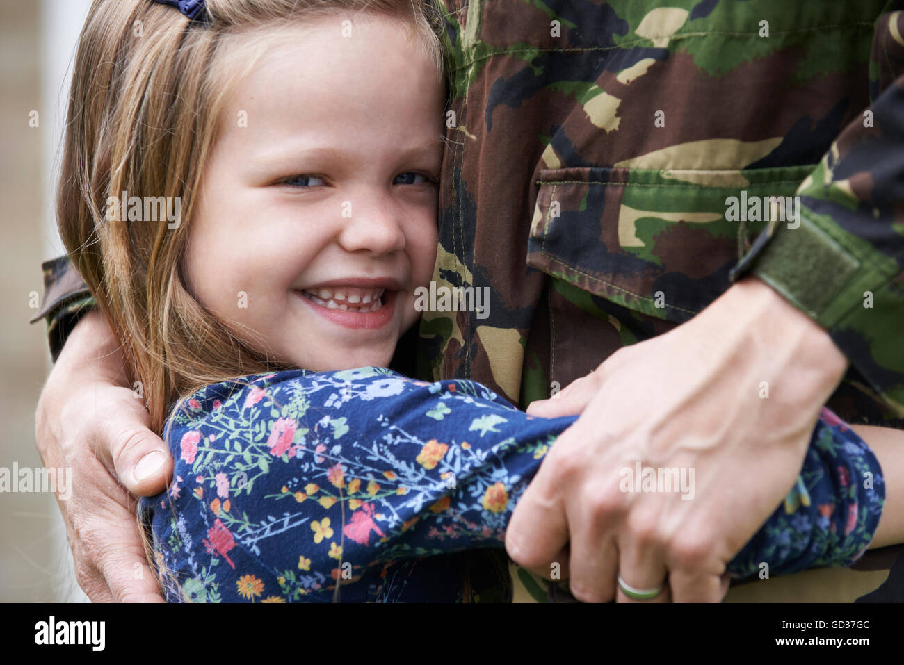 La Figlia che abbraccia il Padre militare Home in congedo Foto Stock