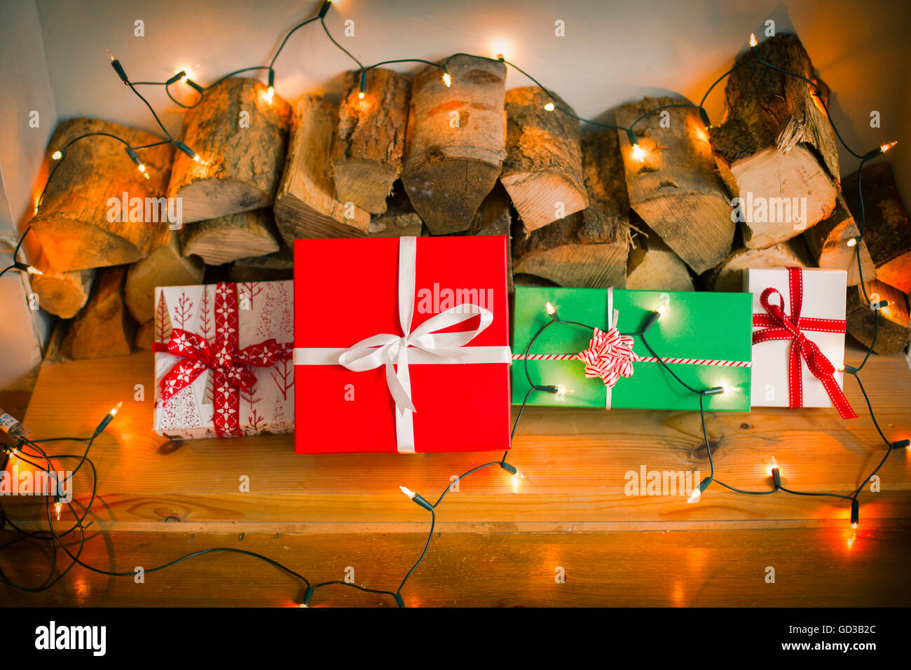 Le decorazioni di Natale. Confezioni regalo legate con un nastro e le luci fairy. Foto Stock